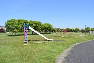 築上町農業公園（しいだアグリパーク）遊具（スケートボード場側）の画像