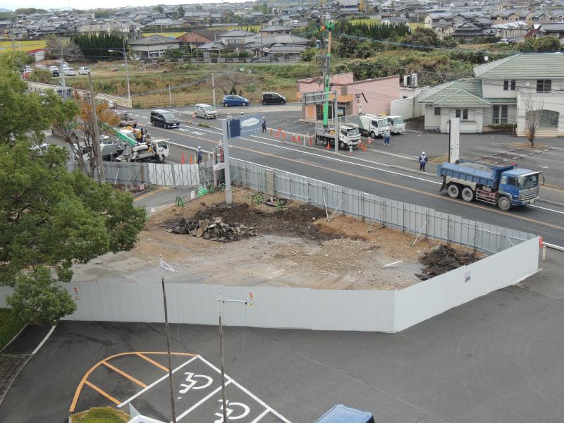 本庁正面の駐車場
