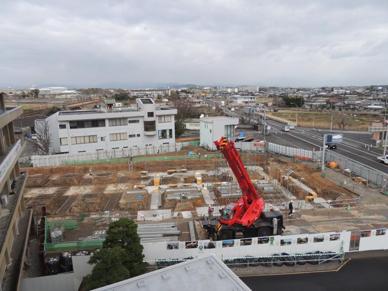愛椎の館および本庁正面の駐車場