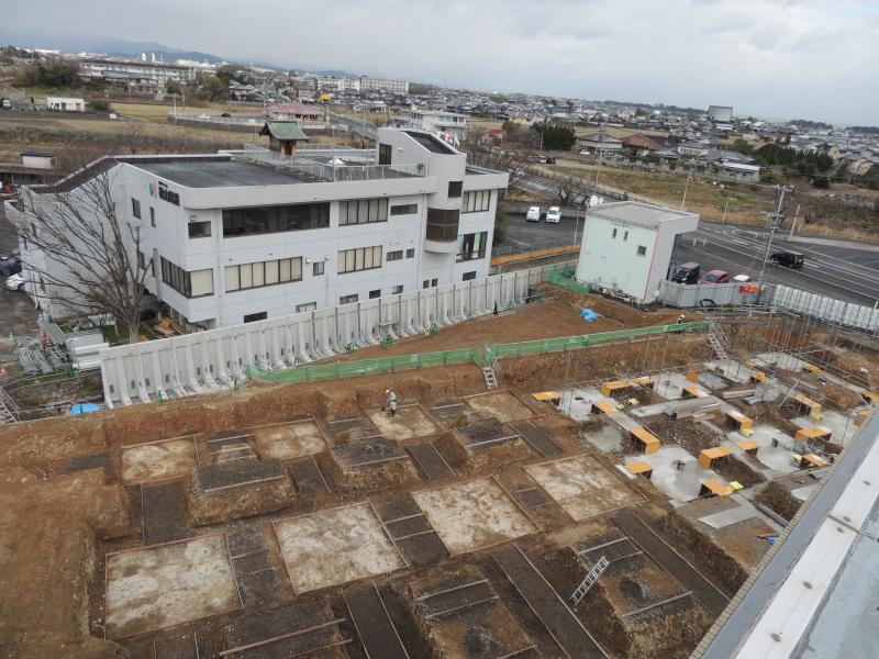 愛椎の館および本庁正面の駐車場