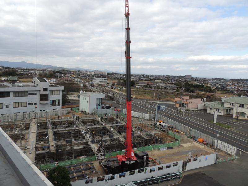 愛椎の館および本庁正面の駐車場