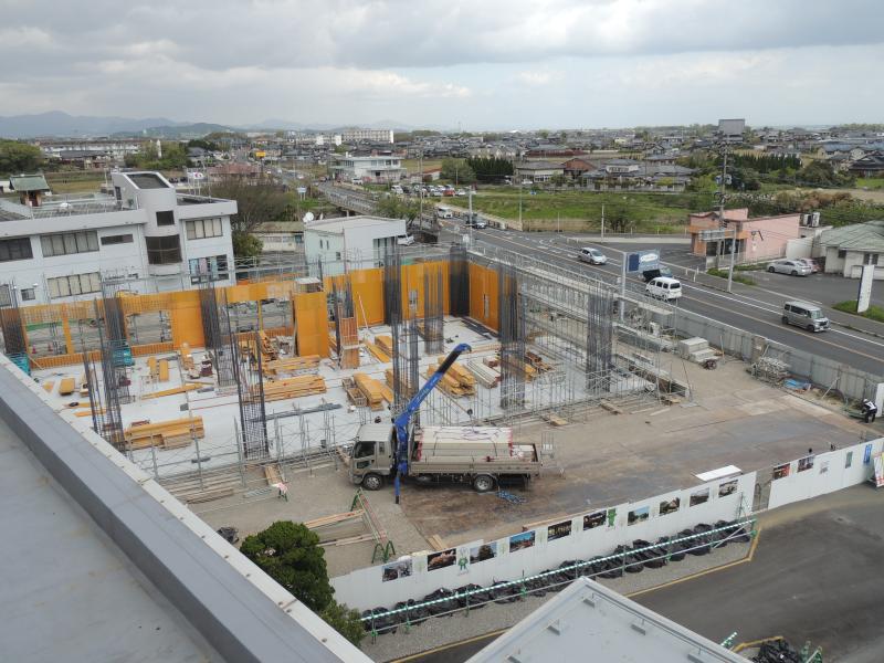 愛椎の館および本庁正面の駐車場
