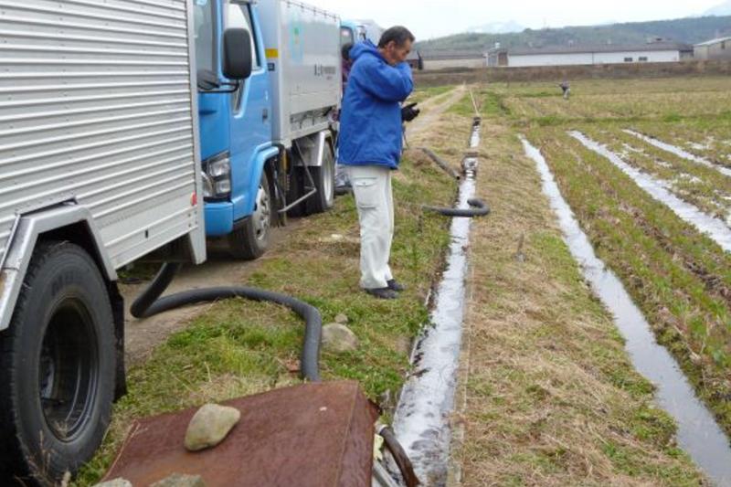 液肥流し込みの様子